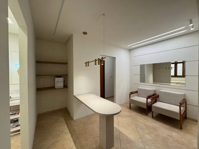 Casa de 04 quartos, piscina, área gourmet, 02 vagas de garagem.
