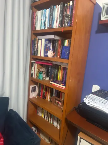 Estante de livros com prateleira bancada e cadeira 