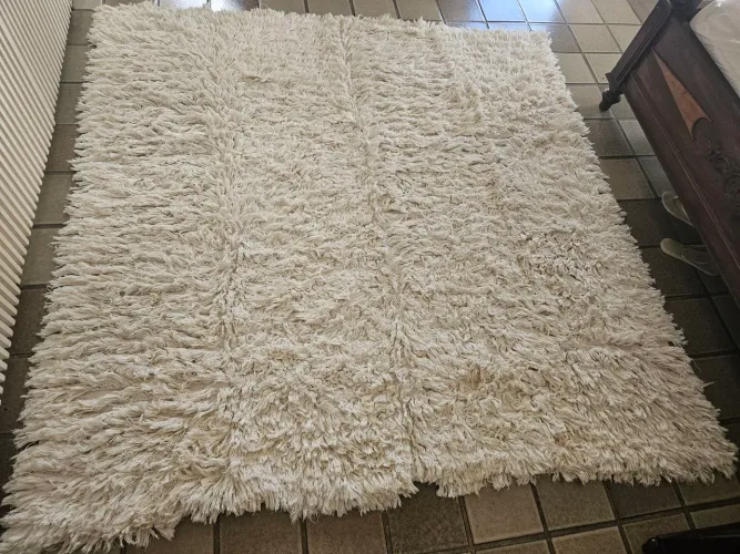 Vendo 2 tapetes brancos felpudos  2,0 ×2,0m e 2,10 m