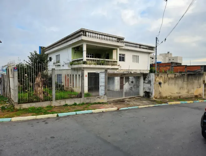 Casa para venda possui 350 metros quadrados com 3 quartos em Jardim Gianetti - São Paulo -