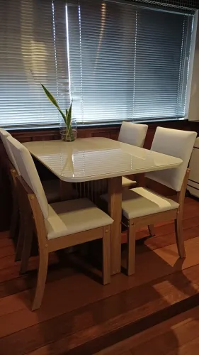 Conjunto de mesa com quatro cadeiras.
