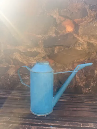 Regador azul para decoração ou usado como vaso 