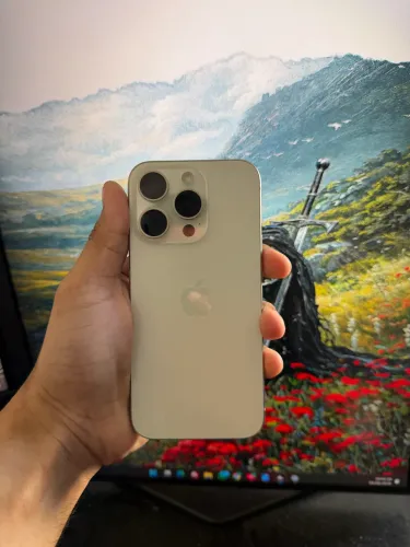 iPhone 15 Pro Branco | 84% Saúde da Bateria | Face ID OK | Sem Defeitos