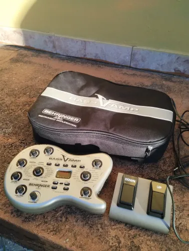 Pedal Behringer V Amp Bass com bag