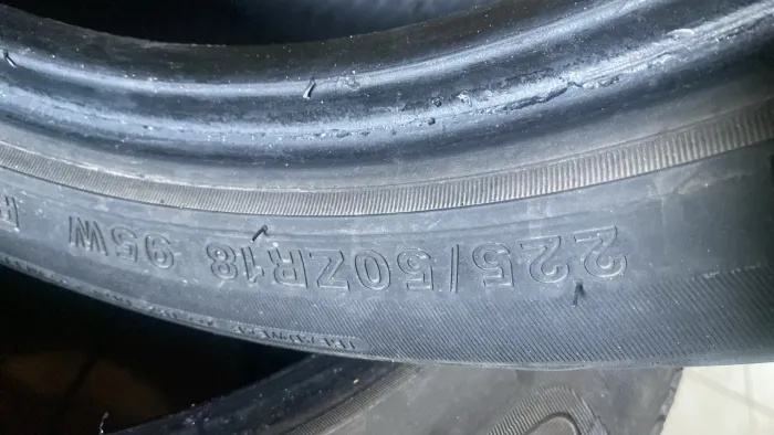 Pneu 225/50/R18 semi novo 4 pro seu carro