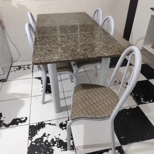 Mesa de cozinha Mesa de jantar 5 cadeiras. Tampo de granito 