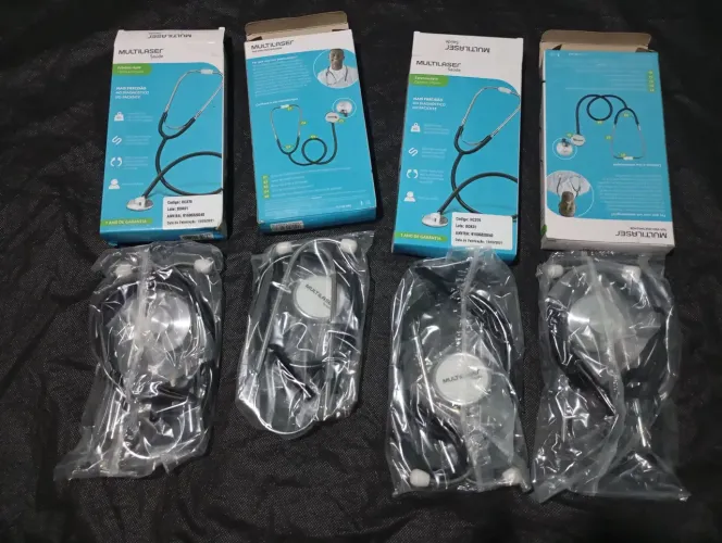 Kit com 4 Estetoscópio Multilaser na caixa 