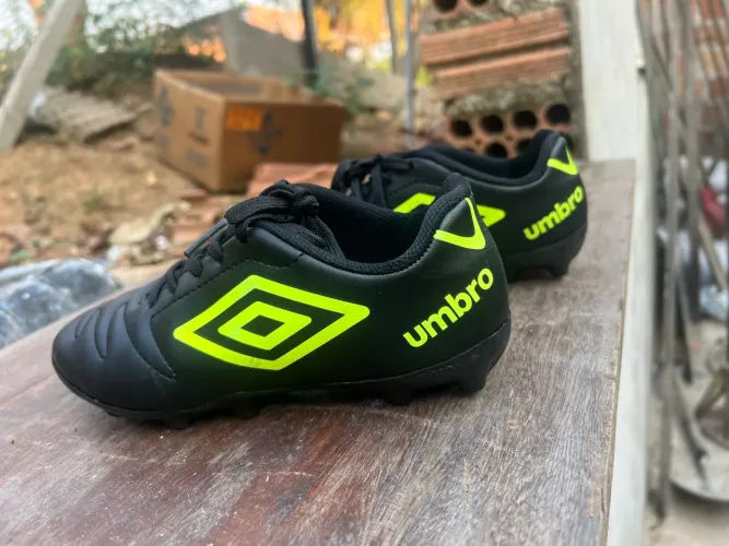 Chuteira pouco usada