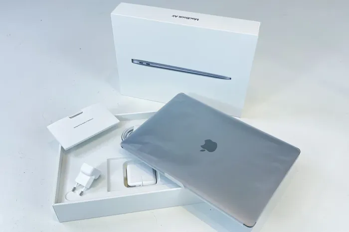 MacBook M1 Prata 256gb 30 ciclos bateria acessórios originais