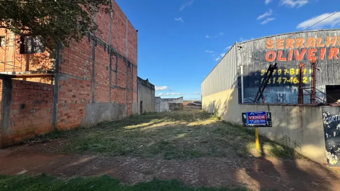 Terreno Muito Bem Localizado no Centro de Quadra 250 m² Área Comercial e Residencial - In