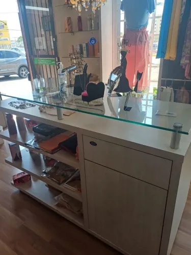 VENDO BALCÃO EM L E ILHA CENTRAL.