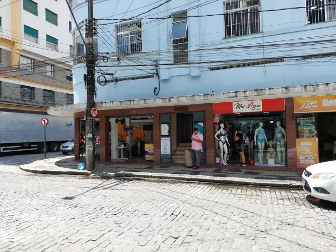 Sala Centro, frente, reformadíssima, Rua Nilo Peçanha, excelente preço - Petrópolis - RJ
