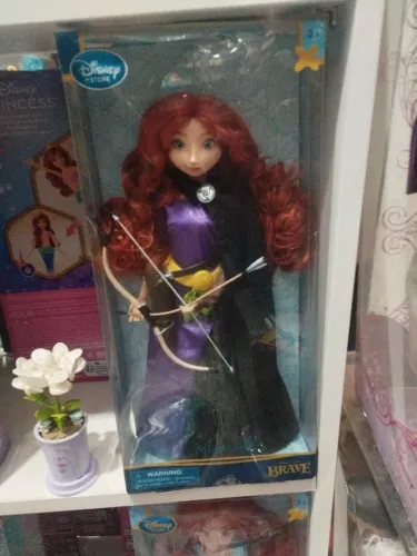 Boneca merida vestido roxo. Na caixa