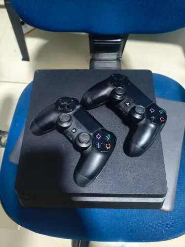 Ps4 slim 1 TB, 2 controles. Jogos