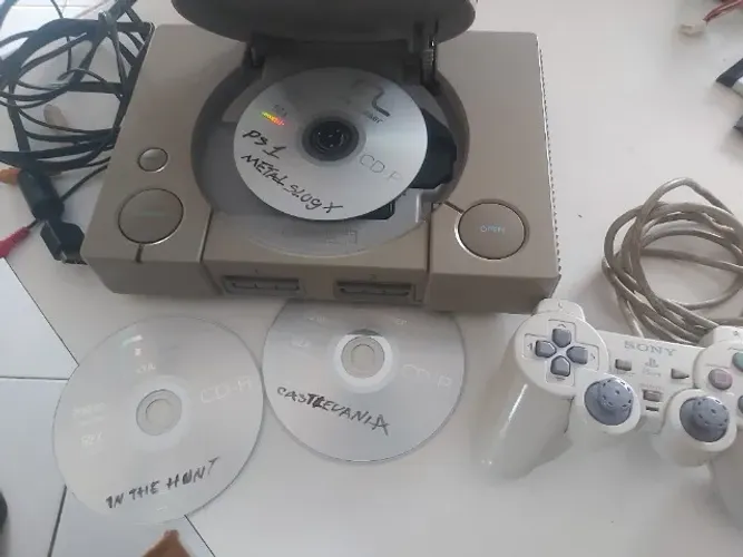 Ps1 fat  + 3 jogos paralelos  + 1 controle  ele é 220v