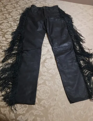 CALÇA COURO LEGITIMO PRETA COM FRANJAS EM COURO mais CROPPED. CONJUNTO