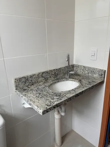 Bancada de granito Branco Dallas com cuba embutida- 75 × 45 cm
