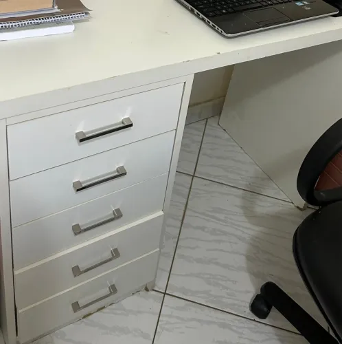 Mesa com gavetas com tranca