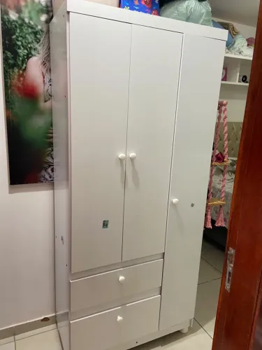 Guarda-Roupa Branco com 3 Portas e 2 Gavetas