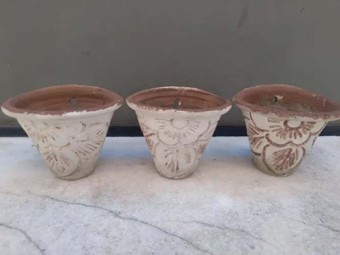 3 vasos de parede , em argila.  12 cm altura x 15 cm largura. 20,00 os três 