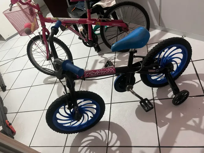 Vende-se bicicletas para crianças de 5 e 10 anos