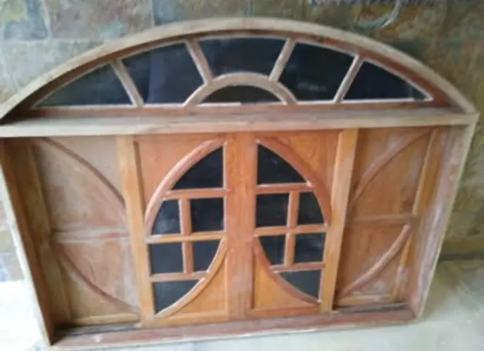 Janela de madeira com vidros em arco