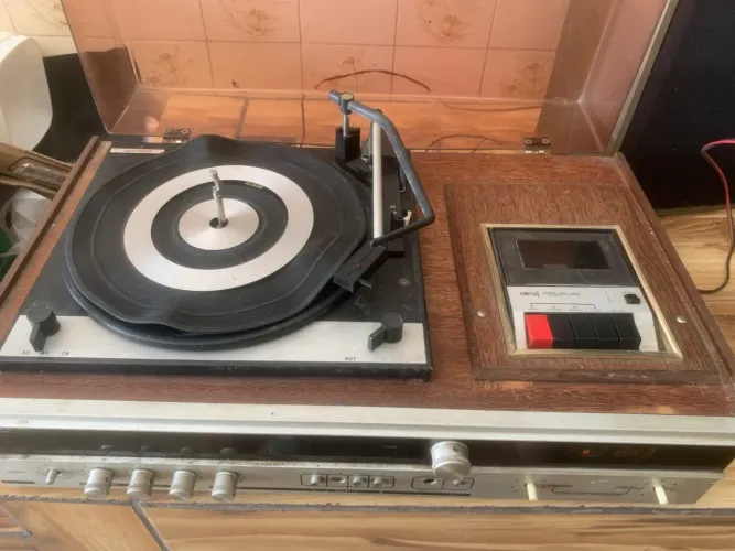aparelho de som vintage modelo Himitsu 3x1