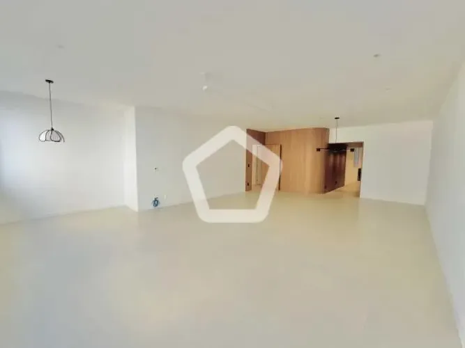 Apartamento de Luxo em Ipanema com 2 Banheiros e 180m²