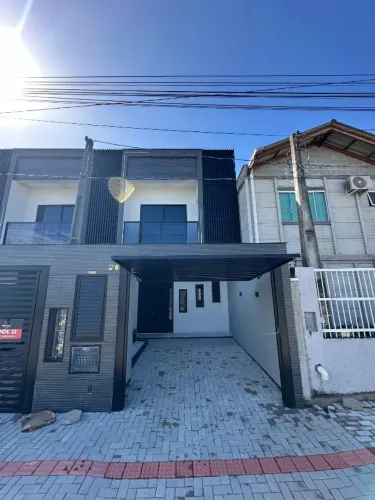 Sobrado disponível a venda em Porto Belo