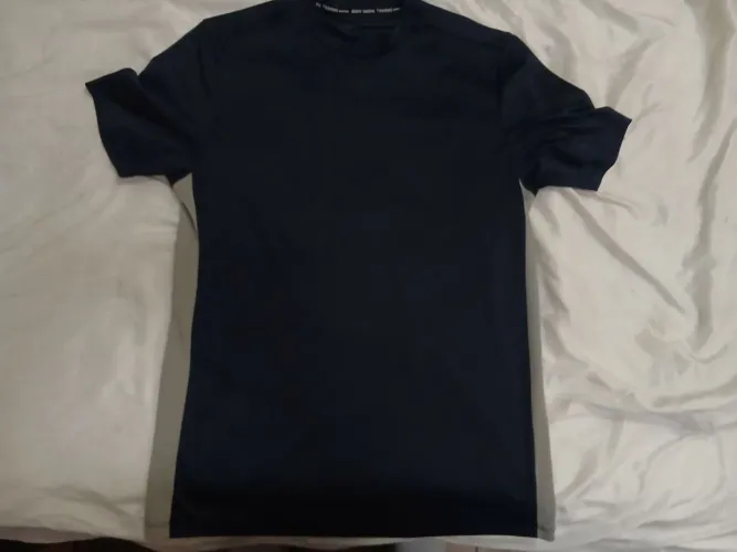 Camiseta esportiva azul marinho tamanho P 