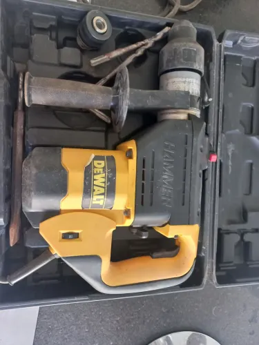 Martelete Perfurador Rompedor DeWalt D25501K 220V com Maleta