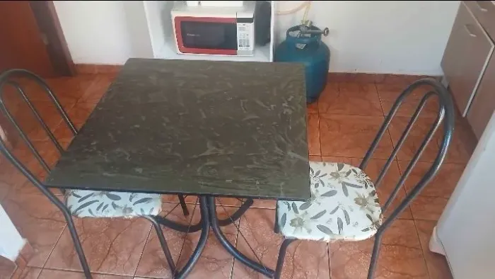 MESA COM 2 CADEIRAS