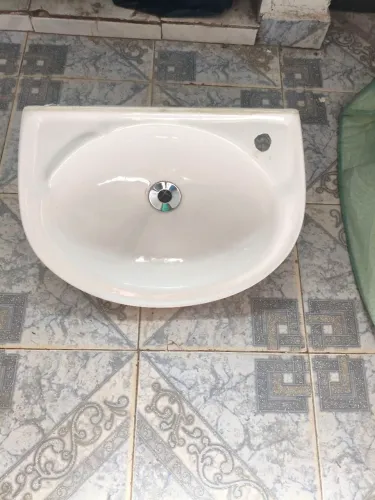 Lavatório banheiro branco