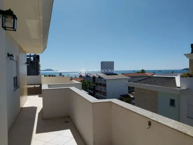 Linda Cobertura em Ingleses com vista para o mar.