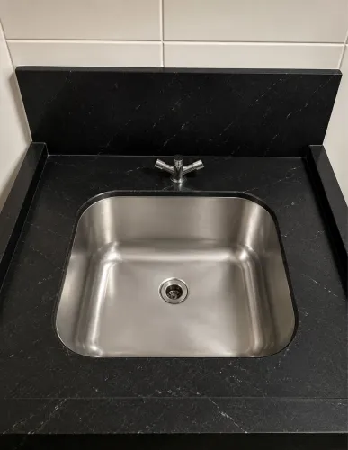 Tanque de granito preto