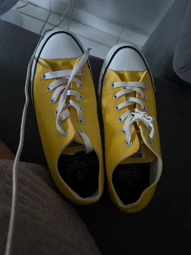 Vendo All Star amarelo usado