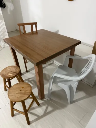 Mesa de jantar 80x90 com cadeiras e banquetas