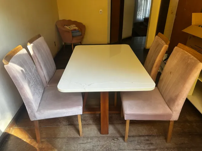 Mesa de Jantar e cadeiras
