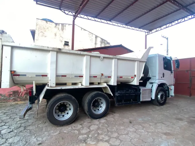 Vendo carroceria basculante (CAÇAMBA)com capacidade para 12 m³