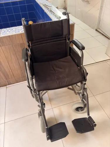 Vende-se cadeira de rodas.