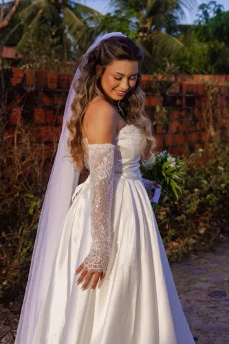 Vestido de noiva, NOVO, usado somente uma vez. Acompanha véu e salto.