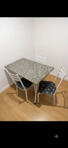 Mesa com tampo de granito e 4 cadeiras