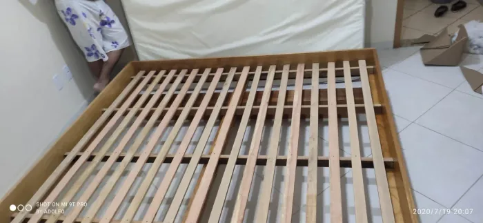 Cama flutuante madeira maciça KING com colchão 