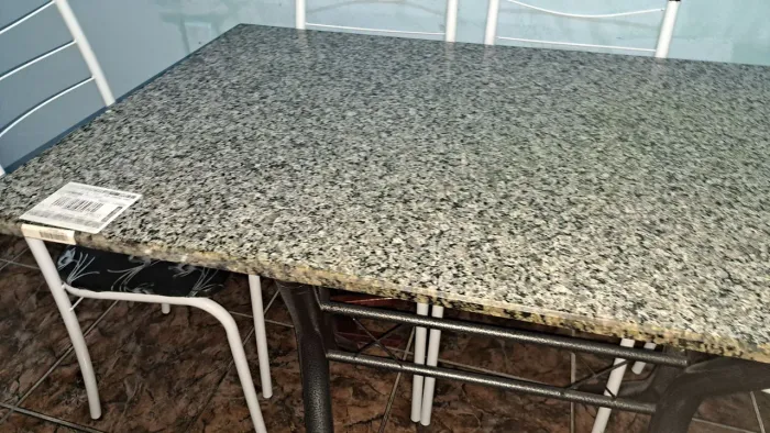 Mesa de mármore com 04 cadeiras