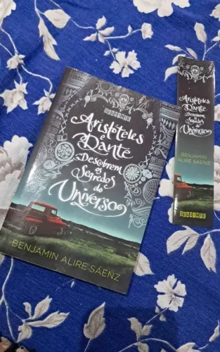 livro Aristóteles e Dante descobrem os segredos do universo.