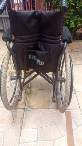 Vende se uma Cadeira de Rodas
