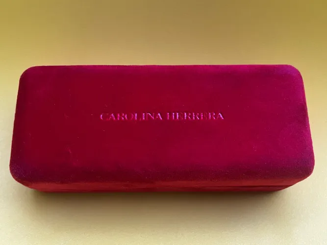 Case de luxo para óculos Carolina Herrera 