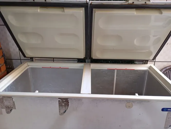 Vende-se freezer horizontal metalfrio 220V funcionando perfeitamente, medidas 130X80X60