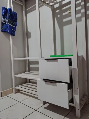 Cabideiro aberto com gavetas branco semi-novo