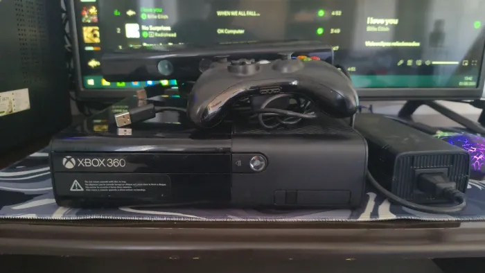 Xbox 360 Super Slim 250GB DESBLOQUEADO + Kinect + Controle Original
